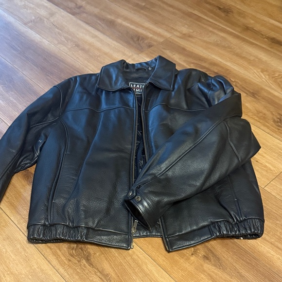 Men's Classic Black Leather Bomber Jacket - Picture 1 of 5